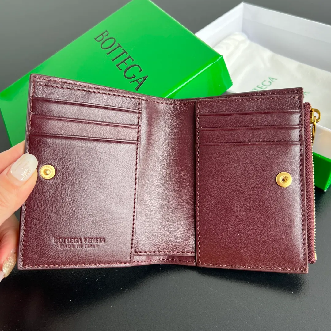 #Bv Braided Bi-fold Zipper Wallet 742330 Small and exquisite wallet for men and women ☄️ Elegant and fashionable shape, blending classic design and practical functions, perfectly showing the texture and neatness of sheep leather, snap button closure, equipped with 6 card slots, a banknote compartment, and a zipper coin purse. It meets all the functions of a wallet ✋ Multiple color options, a good match for gifts or personal use ☑️ Size: 11.5x9 P640
